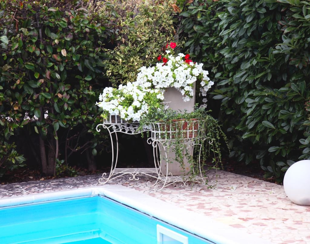 Pair of Old-Style Iron Planters – Set of 2 (70x37x75 cm)