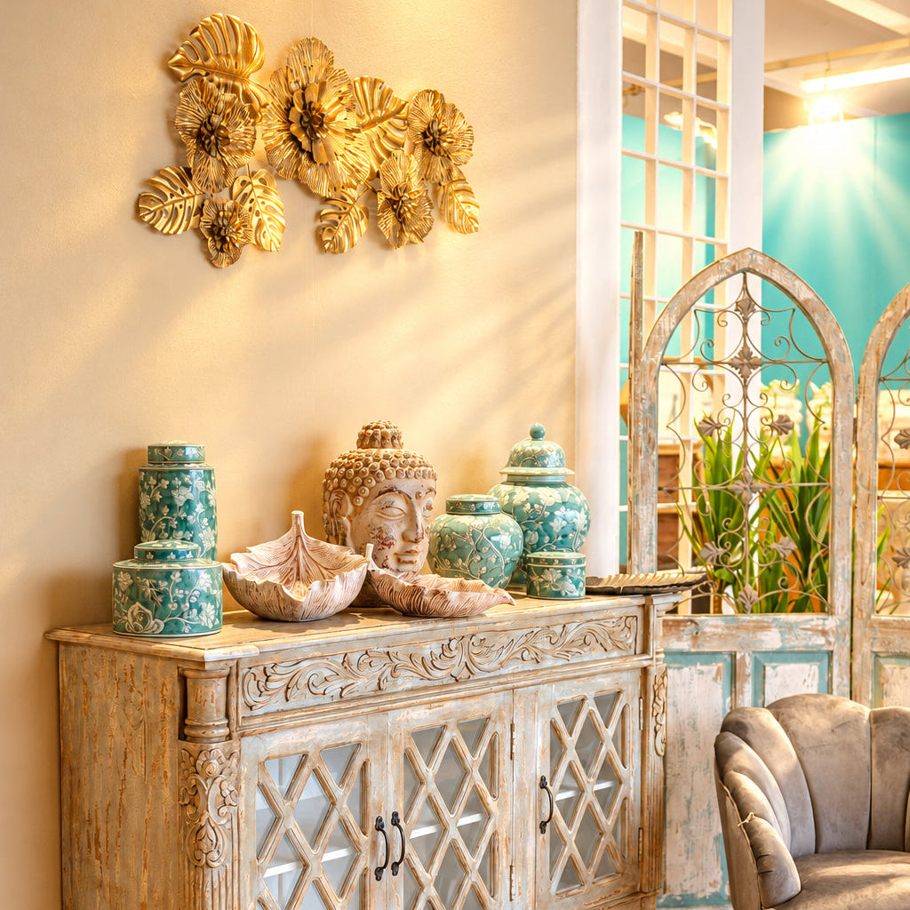 Friso decorativo en hierro dorado con flores y hojas.