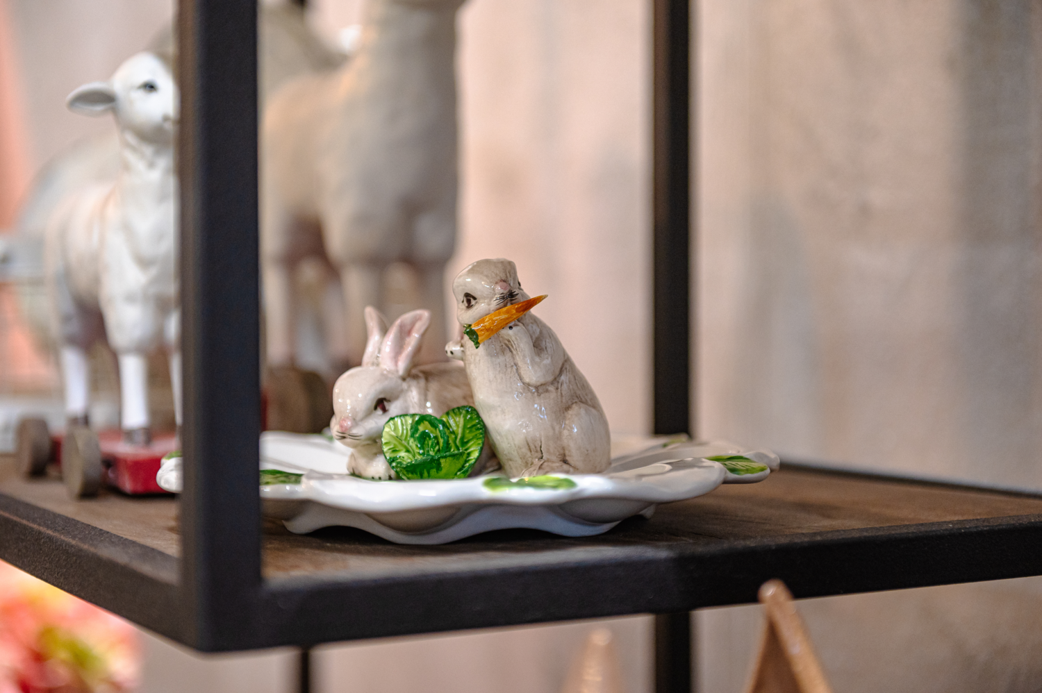 Portauovo in ceramica con conigli D25xH10 cm – Made in Italy