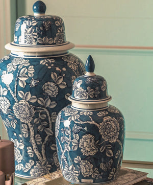 Potiche com Flores e Borboletas Brancas em Porcelana Azul Alt.52 cm - KeyHome Store