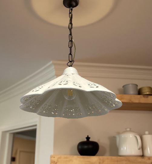 Lampadario a Sospensione Ceramica Bianca Traforata Ø 38 cm con Catena
