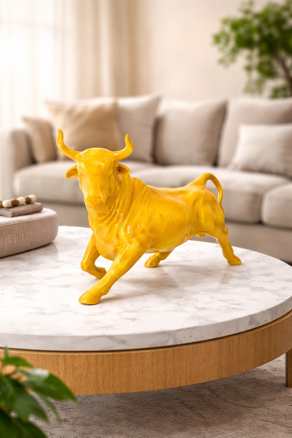 Toro Decorativo in Ceramica Gialla – Scultura Moderna da Arredo