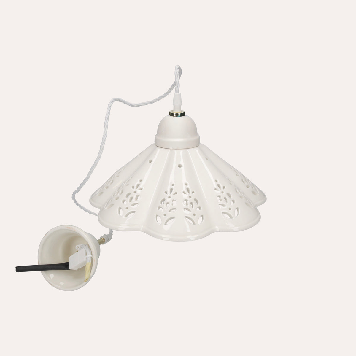 Lampadario a Sospensione Ceramica Bianca Traforata 38 cm con Treccia. made in Italy