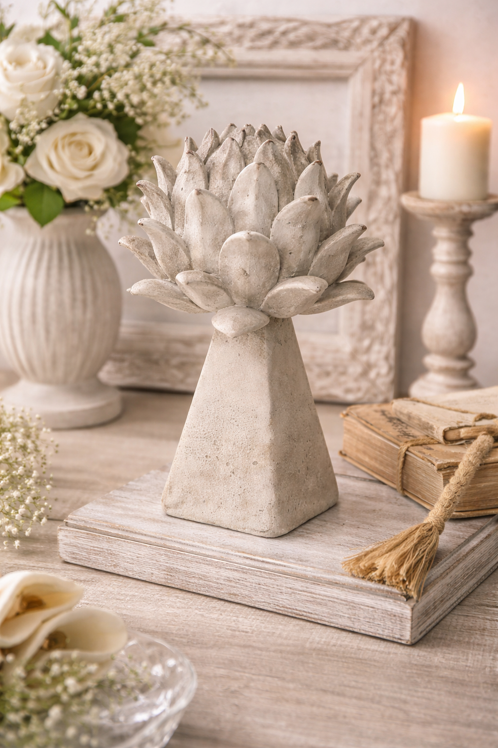 Bocciolo Decorativo Medio con Base Quadra in Resina H30x20 cm – Stile Shabby Chic