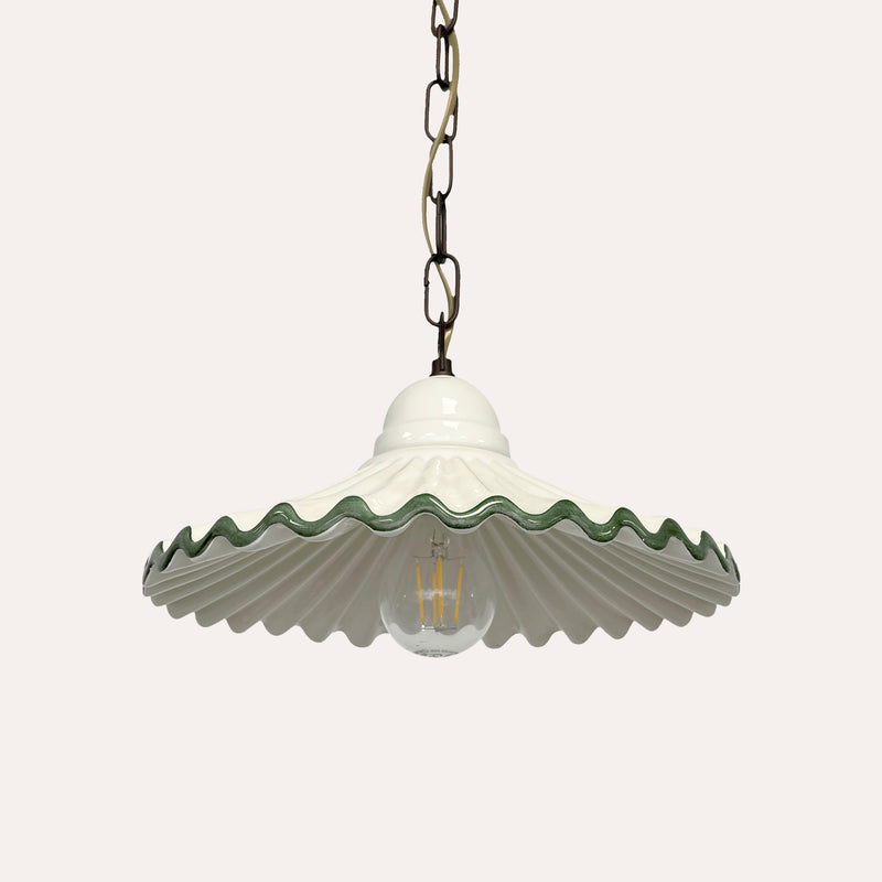 Lampadario Rustico in Ceramica Bianco con Bordo Verde e Catena in ottone
