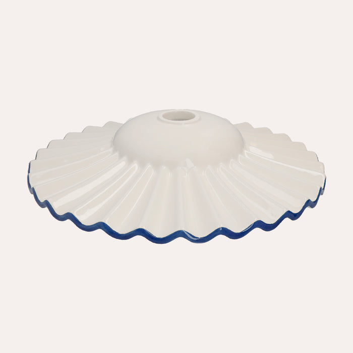Paralume In Ceramica Ondulato Bianco Con Bordo Blu per Lampadari, made in Italy