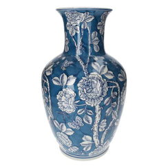 Vase élégant en porcelaine avec fleurs et papillons