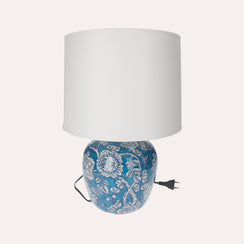 Lámpara decorativa de porcelana azul con flores y mariposas