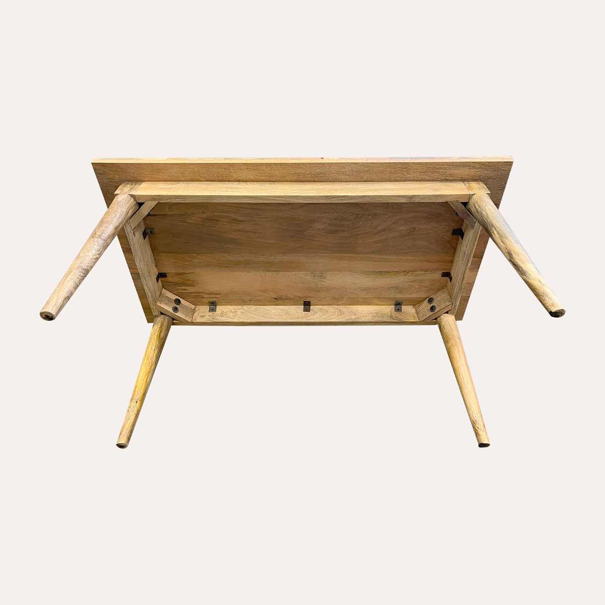Tavolino in Legno Marrone Chiaro dallo Stile Rustico