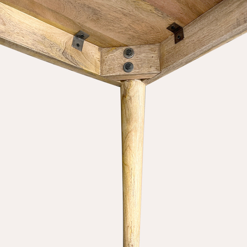 Tavolino in Legno Marrone Chiaro dallo Stile Rustico