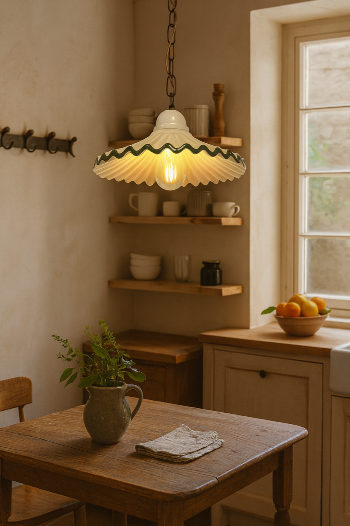 Lampadario Rustico in Ceramica Bianco con Bordo Verde e Catena in ottone