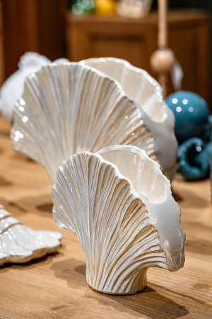 Vaso Conchiglia Medio in Ceramica Bianco Madreperlato H.27x34x11 cm