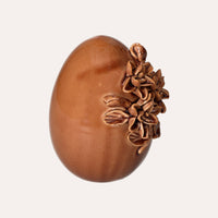 Uovo in Ceramica Marrone con Decorazioni Floreali in Rilievo - Stile Artigianale