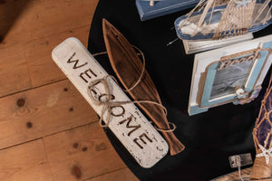 Pesce “Welcome” in legno intagliato da appendere 40×2×65H