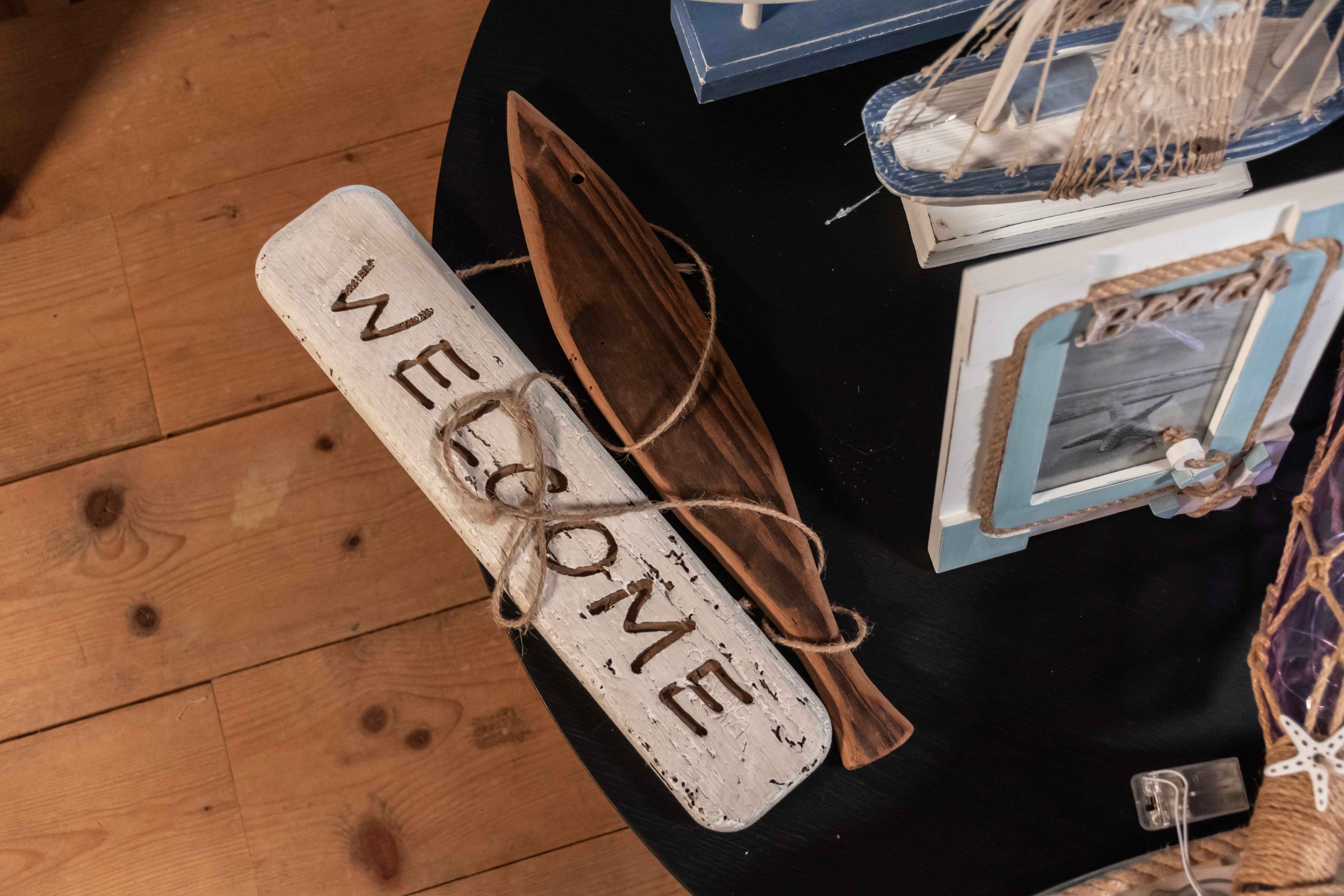 Pesce “Welcome” in legno intagliato da appendere 40×2×65H