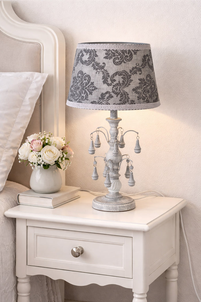 Lampada da comodino shabby chic bianco e grigio con pendagli