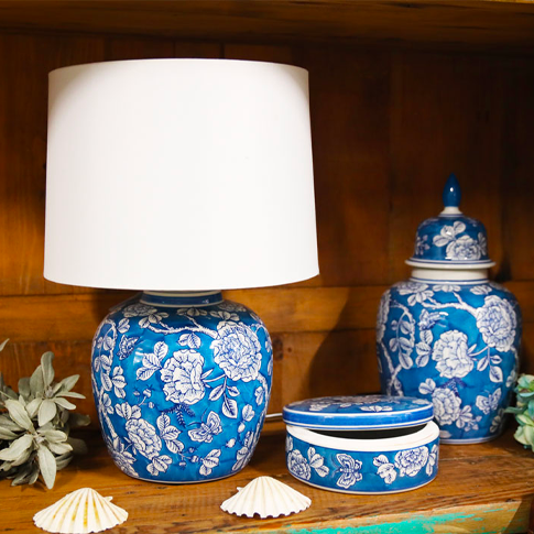 Lámpara decorativa de porcelana azul con flores y mariposas