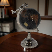 Mappamondo Decorativo con Aereo, soprammobile per Scrivanie e Ufficio – H27 x D20 cm