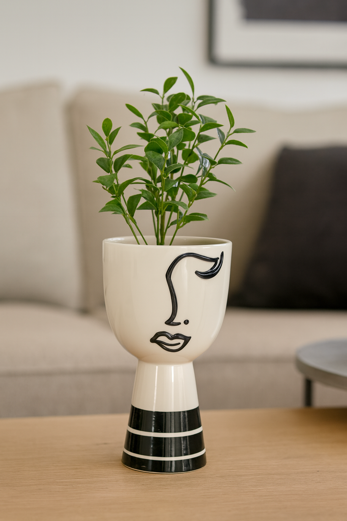 Vaso in Ceramica a Forma di Testa Astratta con Occhio