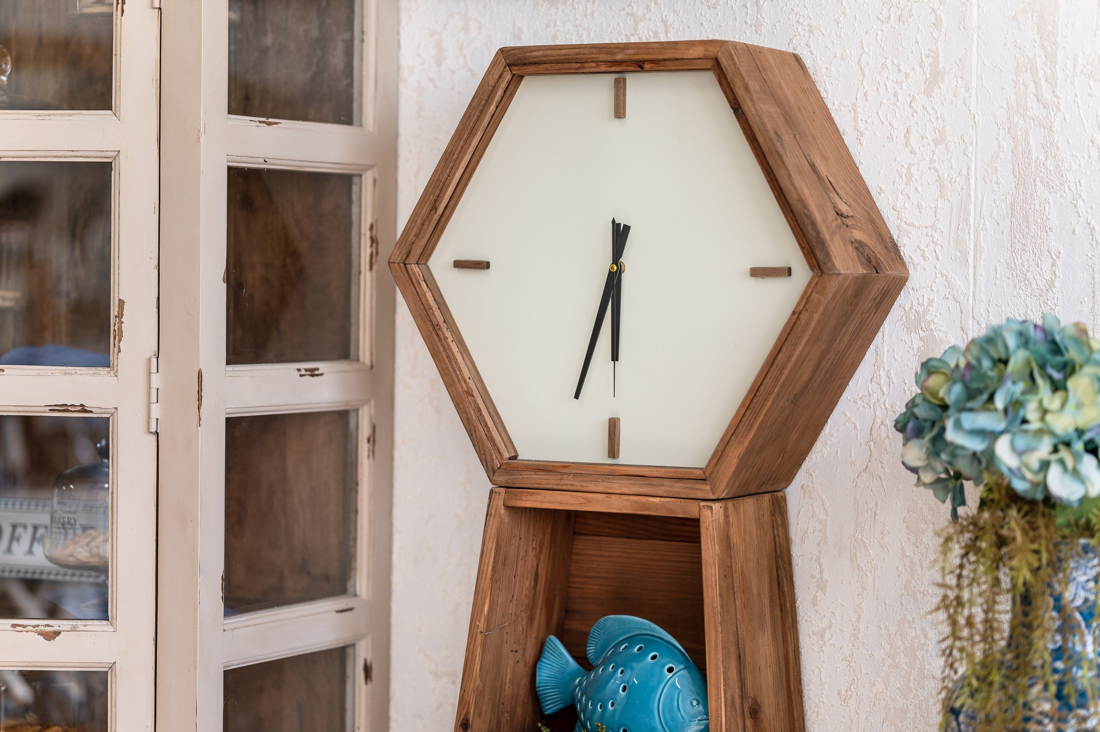Decorative wooden bookcase with shaped clock, for the living room, entrance hall, bedroom and kitchen with four shelves. 