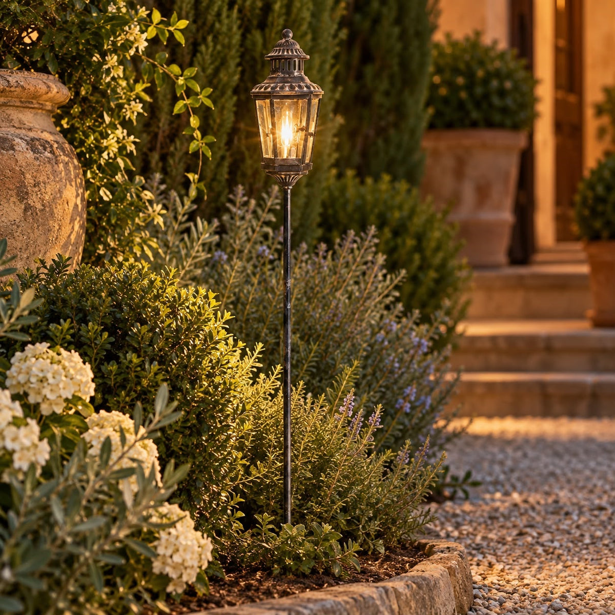 Poste de hierro gris con farol