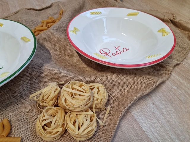 Piatto Fondo in Ceramica Artigianale con Bordo Rosso