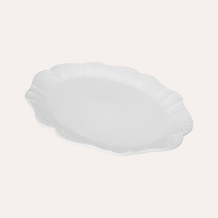 Vassoio da portata grande in ceramica bianca con bordo sagomato e dettagli in rilievo – 48x37 cm