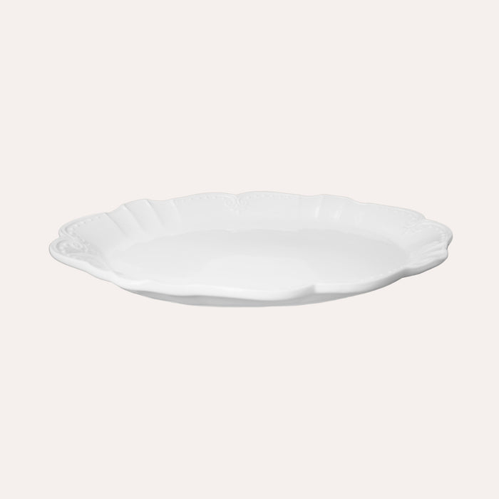 Vassoio da portata grande in ceramica bianca con bordo sagomato e dettagli in rilievo – 48x37 cm