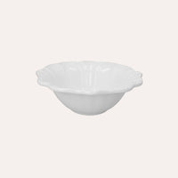 Insalatiera in ceramica bianca con bordo sagomato e decori in rilievo – Ø29 cm