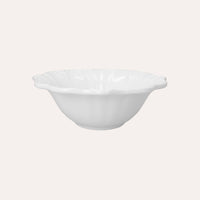 Insalatiera in ceramica bianca con bordo sagomato e decori in rilievo – Ø29 cm