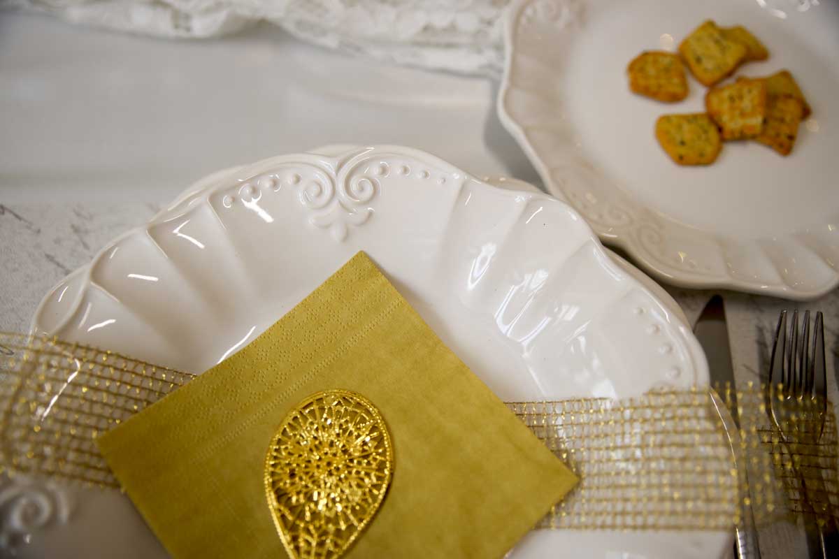 Servizio di 18 Piatti in Ceramica Bianca Decorati Barocchi