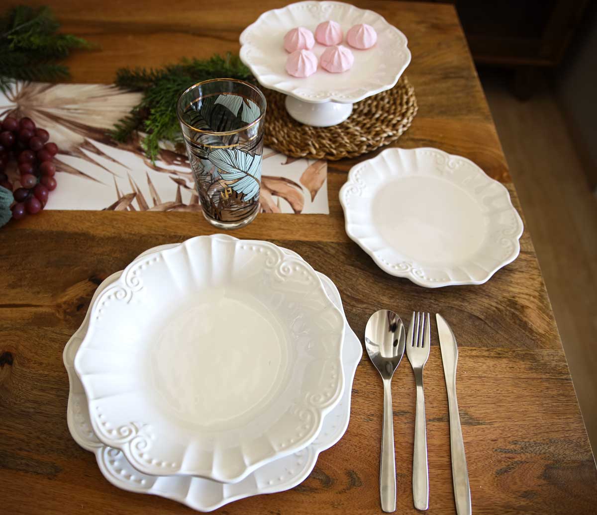 Servizio di 18 Piatti in Ceramica Bianca Decorati Barocchi
