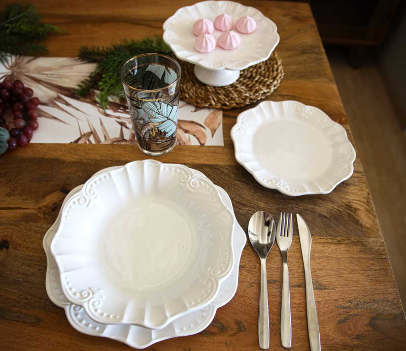 Servizio di 18 Piatti in Ceramica Bianca Decorati Barocchi