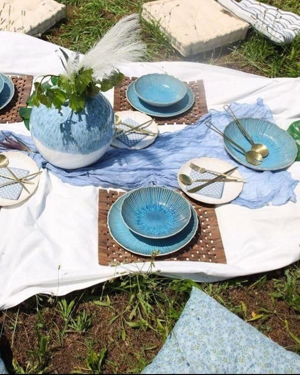 Servizio di 12 Piatti in Ceramica Azzurra con Decorazioni a Corallo