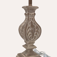 Lampada Barocca con Motivo Decorativo. Elegante Lampada da Tavolo per Stile Classico e Raffinato