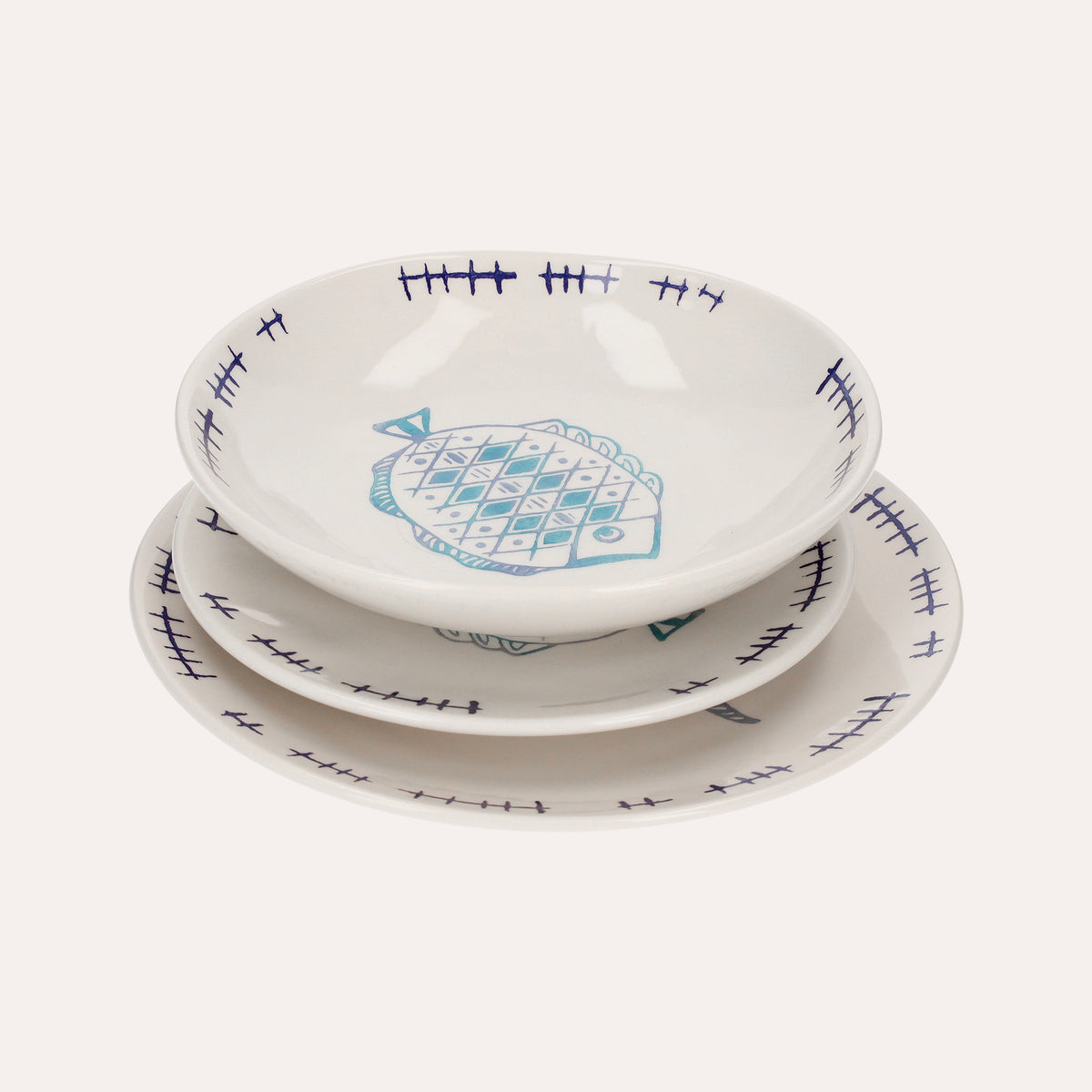 Servizio di Piatti in Ceramica Decorati con Pesci