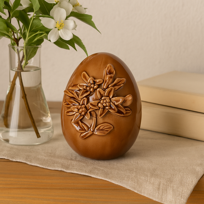 Uovo in Ceramica Marrone con Decorazioni Floreali in Rilievo - Stile Artigianale