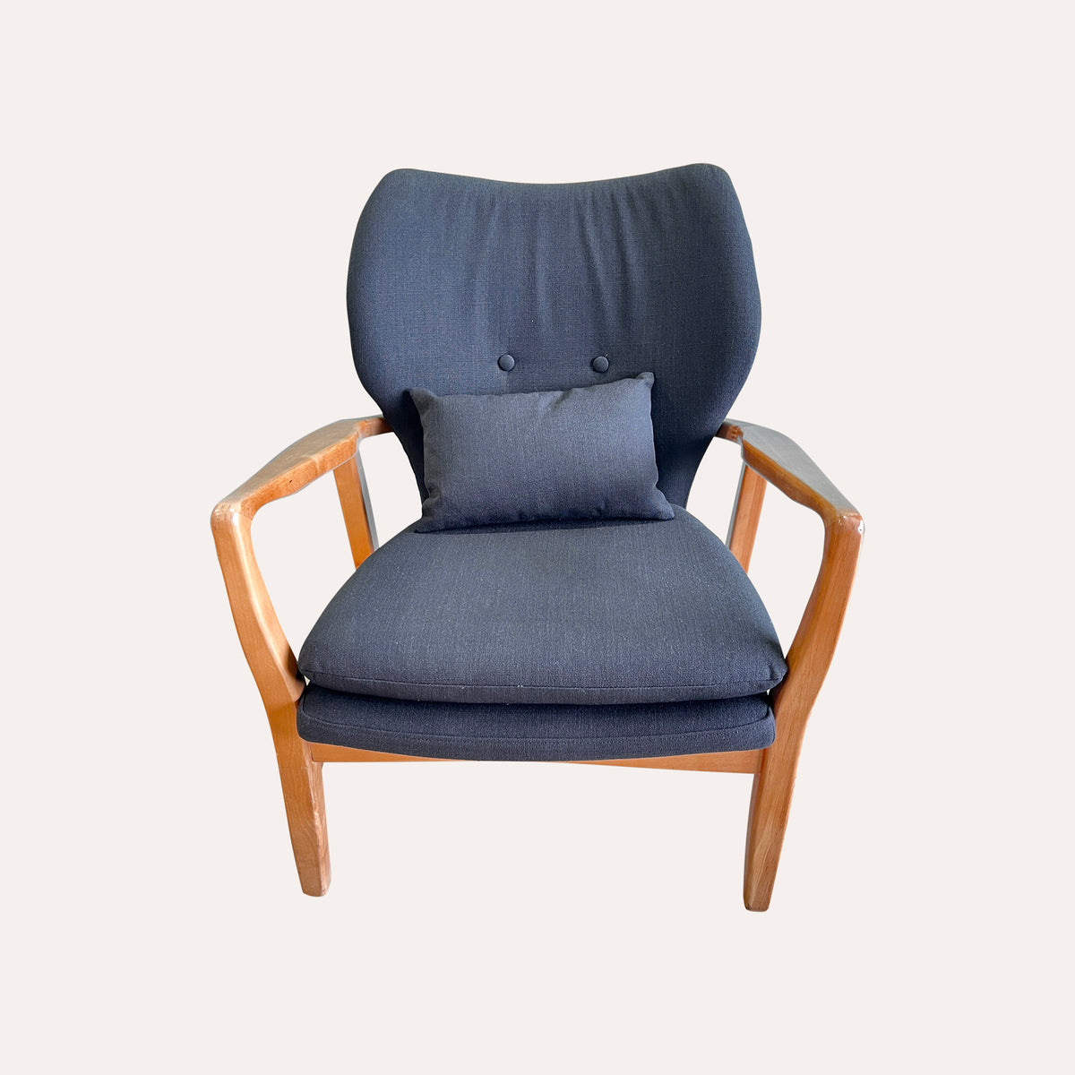Poltrona Nordica in Tessuto Nero – Eleganza e Comfort senza Tempo