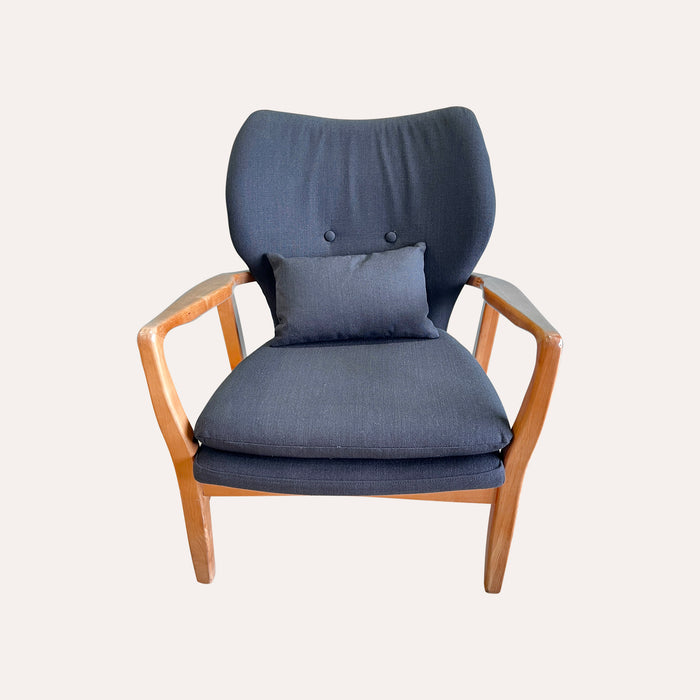 Poltrona Nordica in Tessuto Nero – Eleganza e Comfort senza Tempo