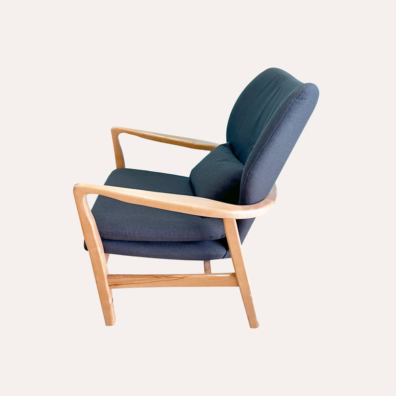 Poltrona Nordica in Tessuto Nero – Eleganza e Comfort senza Tempo