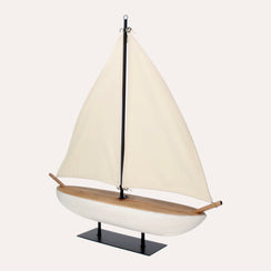 Nautisches Boot mit braunen Holzstoffsegeln