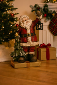 Babbo Natale con Pino e Lanterna in Resina – Decorazione Natalizia
