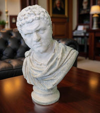 Busto Romano decorazione di arredo in Resina Bianca con Finiture Anticate ,Altezza 66 cm