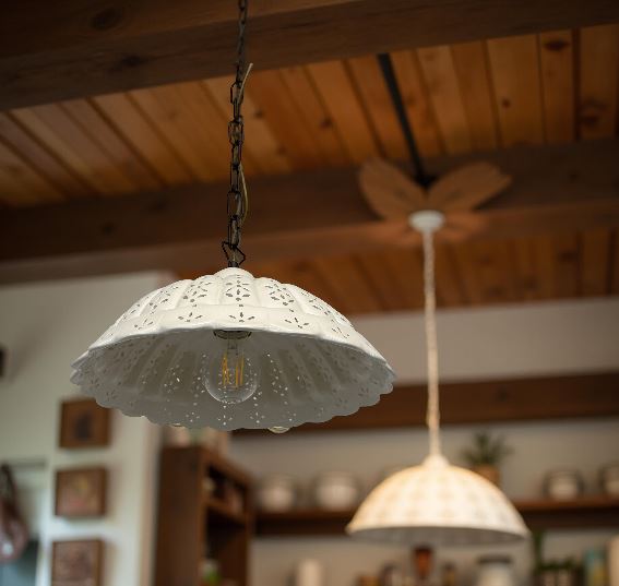 Lampadario a Sospensione Ceramica Bianca Traforata 32 cm - 100%made in Italy